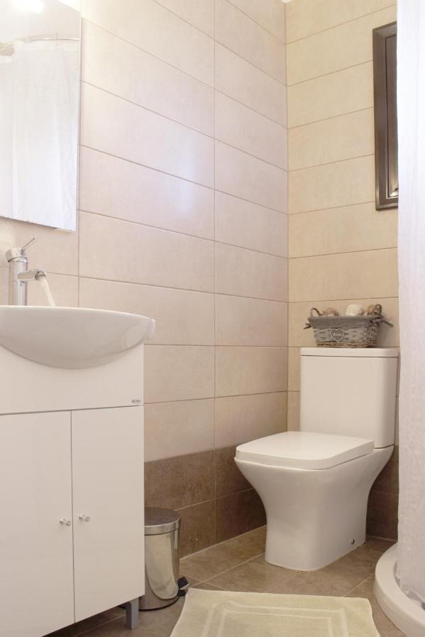 Ayerina First Floor Apartment Arílasz Kültér fotó